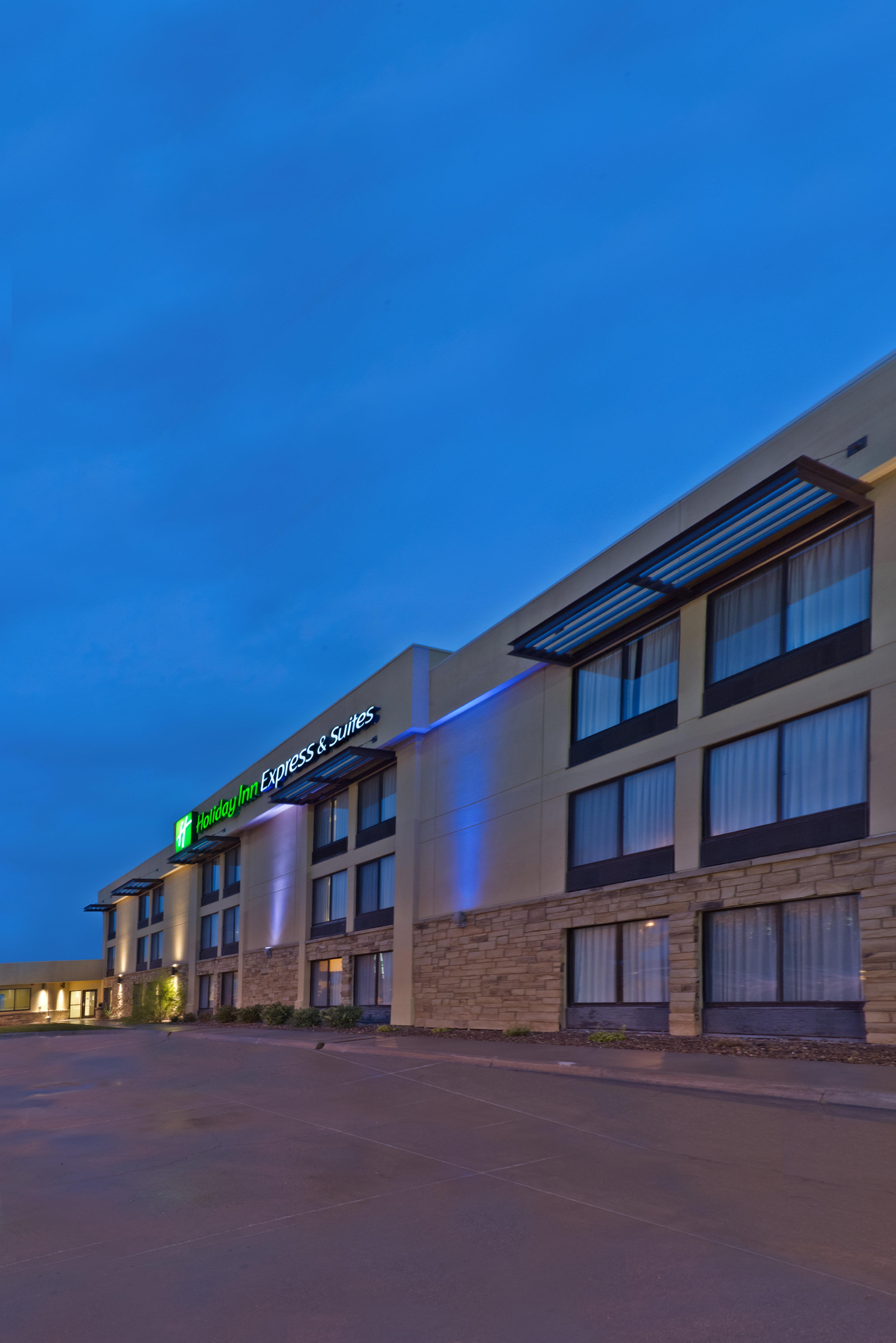 Holiday Inn Express Hotel & Suites Colby, An Ihg Hotel Esterno foto