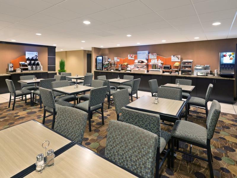 Holiday Inn Express Hotel & Suites Colby, An Ihg Hotel Esterno foto