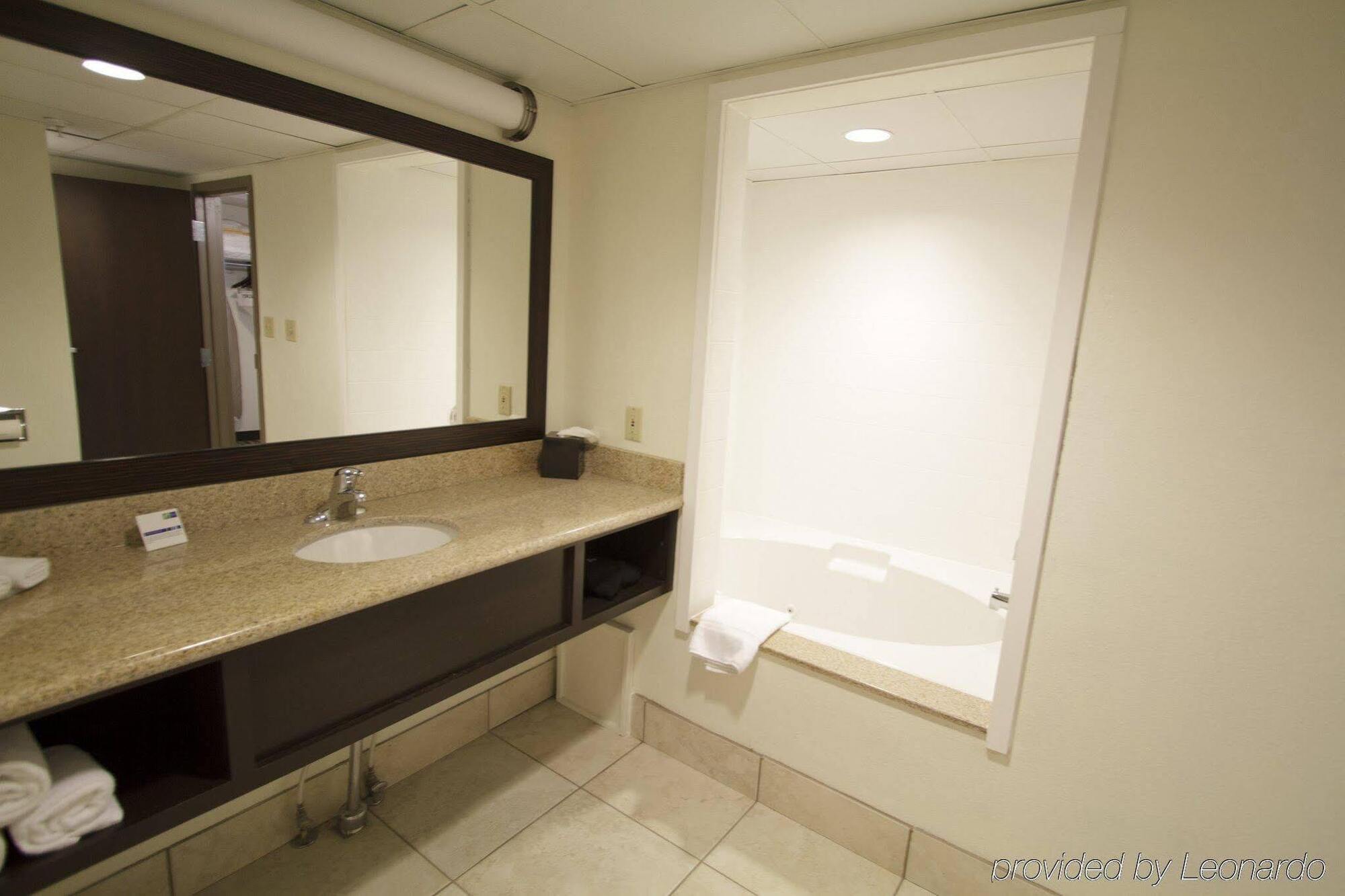 Holiday Inn Express Hotel & Suites Colby, An Ihg Hotel Esterno foto